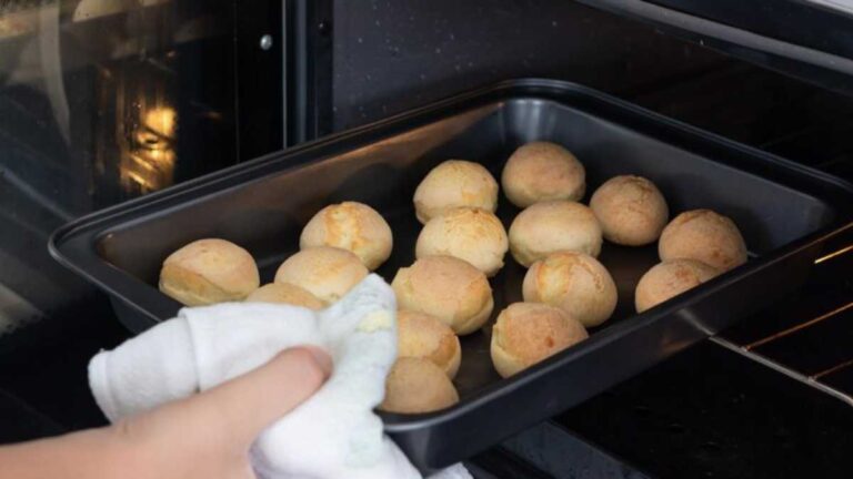 Como assar pão de queijo congelado no forno a gás