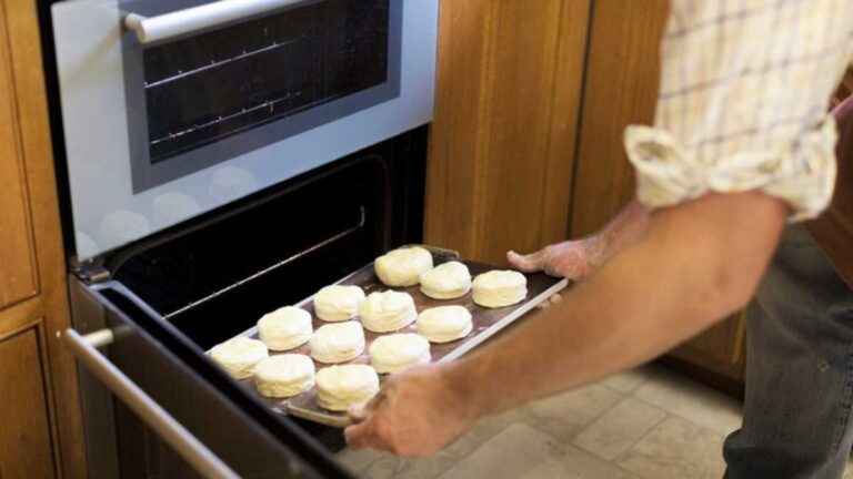 Como assar pão de queijo no forno elétrico