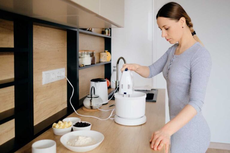 Pico de energia: os melhores horários para ligar seus eletrodomésticos e evitar tarifas altas